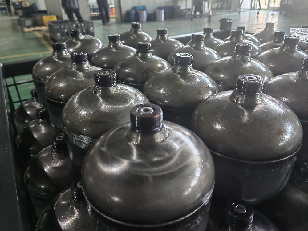 蓄能器中氮气的作用及为什么使用氮气？